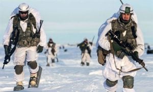 Paratroopers with U.S. Army Alaska’s 4th Infantry Brigade Combat Team (Airborne), 25th Infantry Division, snowshoe across the drop zone during Exercise Spartan Pegasus Feb. 24 at Deadhorse, Alaska. Photo: U.S. Army/Staff Sgt. Daniel Love.