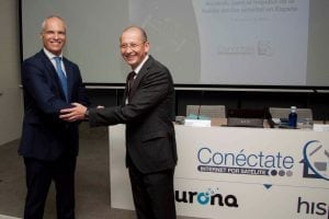 Hispasat CEO Carlos Espinos shakes hands with Eurona CEO Fernando Ojeda after the agreement signing on Feb. 8. Photo: Hispasat.