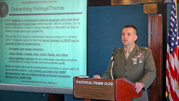 Col. Damphousse speaking at the National Press Club. Photo: National Space Society